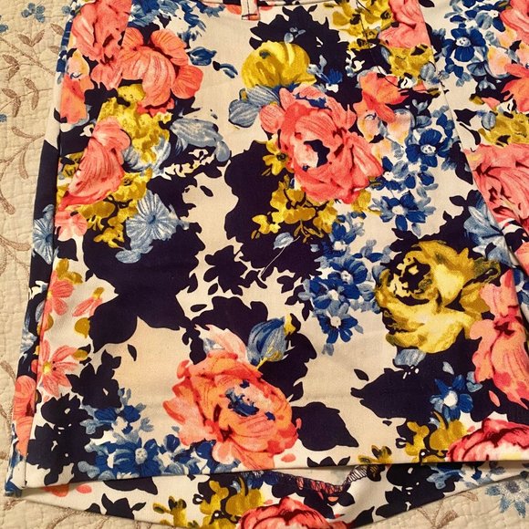 Size 8 Isaac Mizrahi New York Shorts - Navy and Pink Floral - Like New - Picture 2 of 12